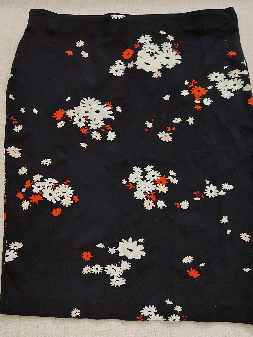 Ann Taylor Black Pencil Skirt with White & Red Floral Print. Size 8. S-601